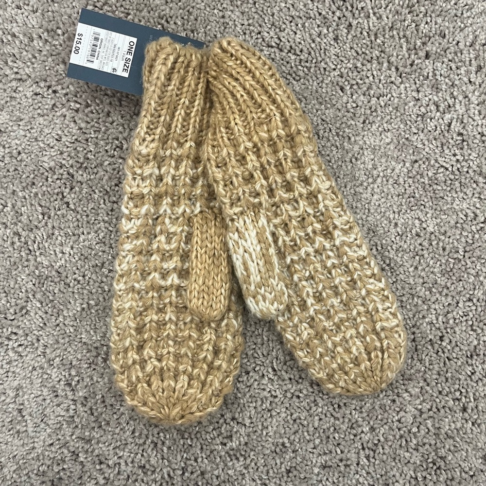 NWT Universal Threads Tan Knit Mittens